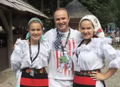 Grig Chiroiu, Pupăză de la „Trăsniții”, şi-a făcut poze cu ursul în vacanţă