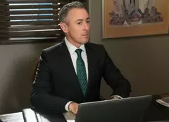 INTERVIU EXCLUSIV: Alan Cumming, totul despre plecarea din „Soţia perfectă”