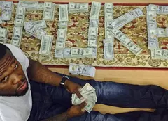 50 Cent se laudă cu bani falşi pe internet