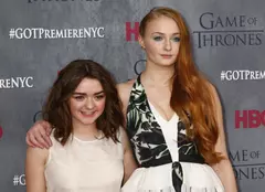 FOTO: Maisie Williams și Sophie Turner („Urzeala tronurilor”) și-au făcut tatuaje