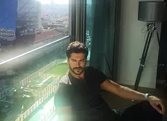 Aviz amatoarelor! Burak Özçivit (Bali din „Suleyman Magnificul”) se întoarce la TV