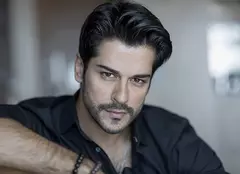 Burak Özçivit ştie mereu să îmbine utilul cu plăcutul