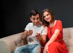 UPDATE. Sezonul 2 al iSerialului “Când mama nu-i acasă” se vede exclusiv online. Data lansării, anunțată