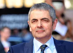 Rowan Atkinson, schimbare uimitoare de look pentru noul său rol din serialul Netflix „Man Vs Bee”