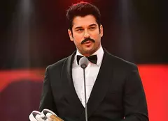 FOTO. Burak Özçivit, “Bărbatul anului” în Turcia. Cum a aratat actorul la gala unde a fost premiat
