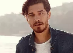 FOTO. Çagatay Ulusoy se bucură de vacanță până să înceapă filmările la sezonul 2 din „The Protector”
