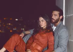 Can Yaman şi Demet Özdemir, premiaţi în Liban. Cum au arătat cei doi actori la gala Murex D’or!