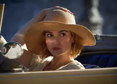 Netflix lansează primele poze din noua versiune „Rebecca”. Când e programată premiera