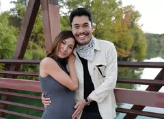 Henry Golding, actorul din „Crazy Rich Asians”, și soția sa așteaptă primul lor copil