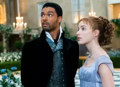 Phoebe Dynevor și Regé-Jean Page ar forma un cuplu. Ce spune actorul despre aceste zvonuri