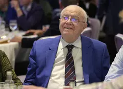 Alexandru Arșinel așteaptă turiștii la mare: cât costă o noapte de cazare în vila actorului