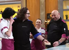 Chefi la cuțite. Chef Scărlătescu, criză de nervi pe platoul de filmare: „Tu te-apuci să-mi tai unt?! Ești nebun?!”
