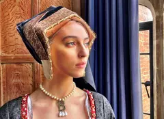 De la stadioane și rochii de mireasă la Anne Boleyn: ce documentare vă recomandăm în perioada aceasta