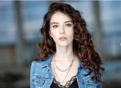 Cine este Özge Gürel, partenera lui Can Yaman din serialele „Dulce-amărui” și „Dl Greșeală”