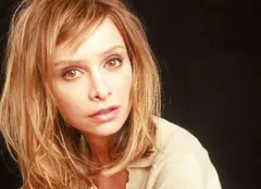 Ce mai fac actorii din „Ally McBeal”. Au trecut 19 ani de la finalul serialului cu Calista Flockhart