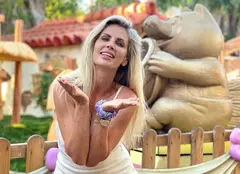 Andreea Bănică, fotografii incendiare în vacanță. Vedeta de 43 de ani a pozat în costum de baie