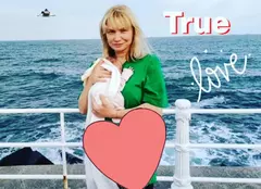 Cum arată fetița de 2 luni a Cristinei Cioran. Prima imagine în care i se vede chipul Emei