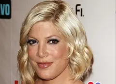 E de nerecunoscut! Tori Spelling, actrița din „Beverly Hills 90210”, a bulversat pe toată cu felul cum arată, mai nou