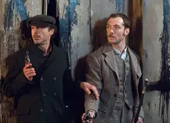 Filme la TV azi, 24 februarie: „Sherlock Holmes”, „Maestrul Tai Chi”, „Suspectă de crimă”, „Foc încrucișat”
