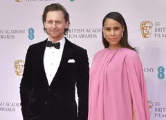 Tom Hiddleston și iubita lui, Zawe Ashton, s-au logodit. Detaliul observat la un eveniment