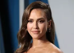 Jessica Alba revine la actorie. Actrița va fi vedeta serialului Netflix „Confessions on 7:45”