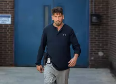 HBO aduce un serial întunecat, „Orașul ne aparține”, cu Jon Bernthal în rol principal