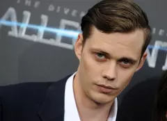 Prima imagine cu Bill Skarsgård din noul film „Boy Kills World”