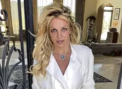 Britney Spears șochează încă o dată. Viitoarea mămică a pozat din nou nud. Pe cine ține în brațe