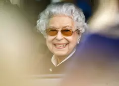 Motivul surprinzător pentru care Regina Elisabeta a II-a a purtat un șal pe umeri în timpul ultimei sale apariții publice