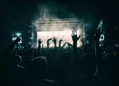 Cum te îmbraci la festivaluri pentru a fi în ton cu atmosfera? Idei de outfit-uri inspirate cu piesele din garderoba ta