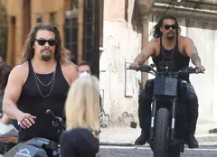 Tratament VIP pentru Jason Momoa. Actorul a publicat imagini din Capela Sixtină, unde fotografiatul este interzis
