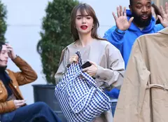 Lily Collins, mesaj pentru fani înainte de lansarea „Emily in Paris”, sezonul 3, pe Netflix. „Înapoi în Paris!”