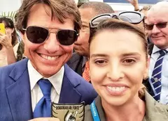 Tom Cruise s-a fotografiat cu o româncă, la un show aviatic din Marea Britanie