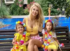 Andreea Bălan, vacanță la mare alături de fetițele sale. Artista s-a cazat în același loc cu nașul Aurelian Temișan