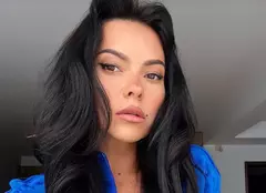 Inna a renunțat la haine și la inhibiții. Artista s-a fotografiat la plajă, doar cu o pereche de bikini