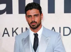 Michele Morrone, actorul din controversata serie de filme „365 de zile”, de la Netflix, văzut în ipostaze romantice cu o americancă celebră