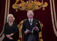 Regele Charles al III-lea, surprins în timp ce făcea un gest nervos. Ce s-a întâmplat în timpul semnării proclamației regale