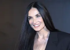 Demi Moore, ravisantă în costum de baie la 59 de ani. Cum a fost surprinsă pe un yacht, în timpul unei ședințe foto