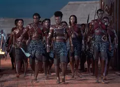 „Femeia rege”, cu Viola Davis, spune povestea adevărată a unităţii războinice formate exclusiv din femei