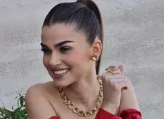 Cum încearcă Theo Rose să își ascundă sarcina. Imaginea publicată de Horia Brenciu