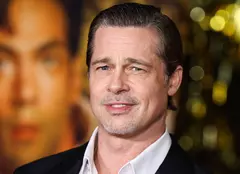 Brad Pitt și iubita lui, surprinși în ipostaze tandre. Ines de Ramon a rămas topless lângă celebrul actor