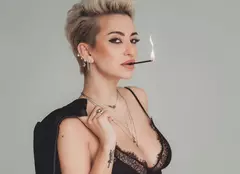 Giulia revine în muzică după 3 ani de absență cu un look provocator și versuri incitante: „Fumez amintiri cu tine, goală”