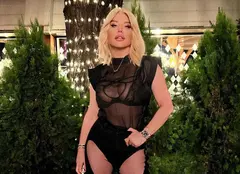 Loredana Groza, cu un decolteu amețitor alături de Mickey Rourke și fiul lui Alain Deloin. Artista filmează alături de cei doi