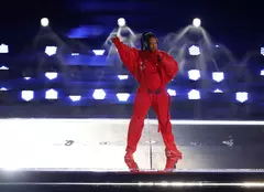 Rihanna, bebe nr.2! Artista și-a afișat burtica de gravidă în timpul show-ului de la SuperBowl