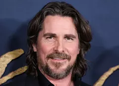 Christian Bale, un nou rol cameleonic. Actorul s-a transformat complet pentru filmul „Madden”. Imagini de pe platoul de filmare