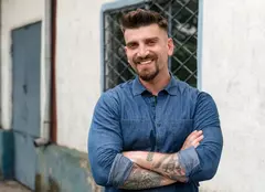 Silviu Mircescu jonglează cu muzica, teatrul și actoria și nu are timp de pierdut. Ce spune despre finalul „Clanul”: „Închei sezonul 4 cu regret”. EXCLUSIV