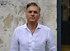 Mircea Radu scrie o carte. „Mă voi reîntoarce la scris imediat ce revin în țară de la filmările «Noi, românii»”. EXCLUSIV