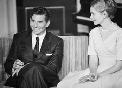 Netflix a lansat posterul oficial pentru filmul Maestro. Imaginea superbă cu Bradley Cooper și Carey Mulligan