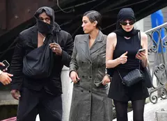Bianca Censori, tot mai dezbrăcată la brațul lui Kanye West. Rapperul decide ce să poarte soția lui