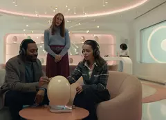 Review „The Pod Generation”, noul film cu Emilia Clarke și Chiwetel Ejiofor. Maternitate în era SF